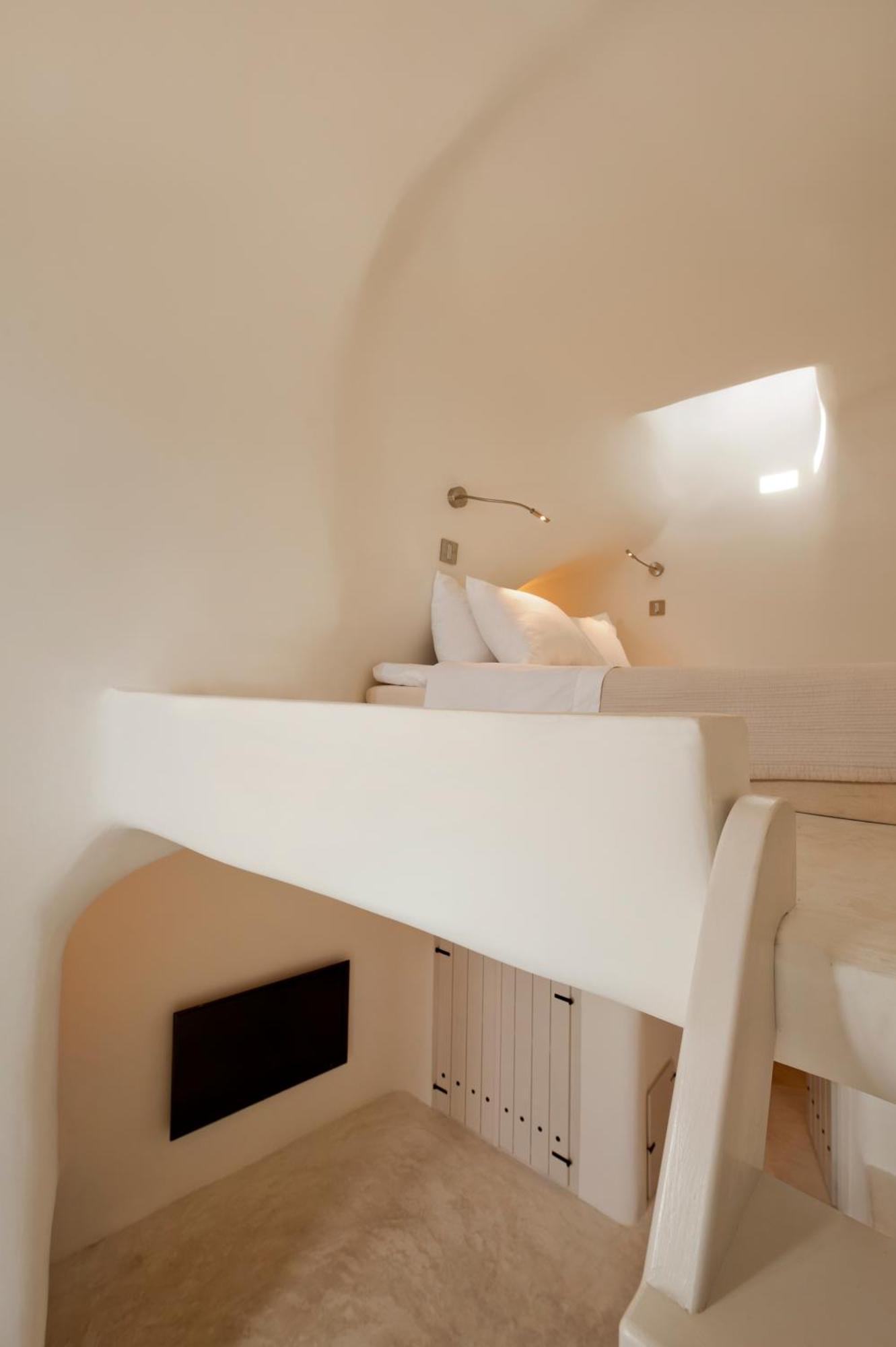 Kapari Honeymoon Suite Indoor Hot tub & Private Terrace Caldera View,1498995631:JPEG